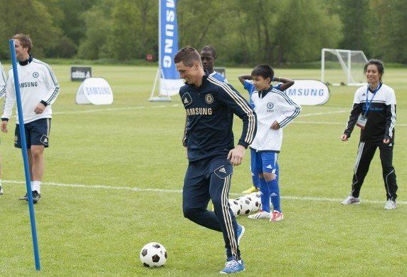 Bee Xoomsai with Fernando Torres Chelsea FC